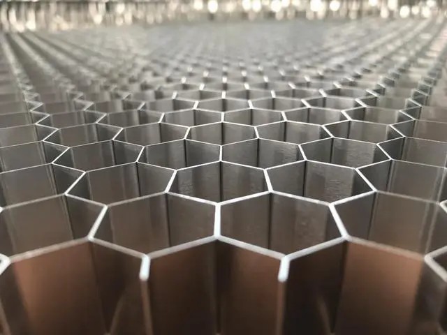 鋁蜂窩板，讓現(xiàn)代建筑更具科技感！-吉祥裝飾